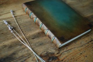 Zkusila jsem použít svou techniku barvení i na knihu v pevné vazbě a hurraá - jde to. Tak toho teď v tomto stylu asi...