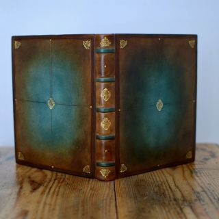 Those who kept their fingers crossed for my dye experimentation, thank you! Here is the alchemical result. A new leather...