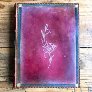 I took a break from bookbinding for a while and so now I am even more happy to come up with a new journal again. This one...
